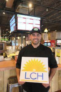 Foto de Carlos frente a su negocio, Rump Roasters, en Kennett Square, PA.