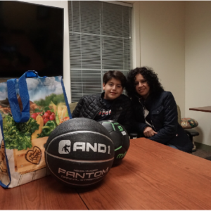 Max y su madre, Nochebuena, con una bolsa de alimentos saludables y equipo para hacer ejercicio